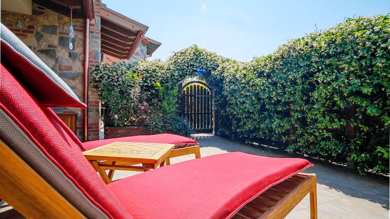 Children-friendly apartment with pool & yard | Garden view | Suitable for remote work | Pets are welcome — photo 2