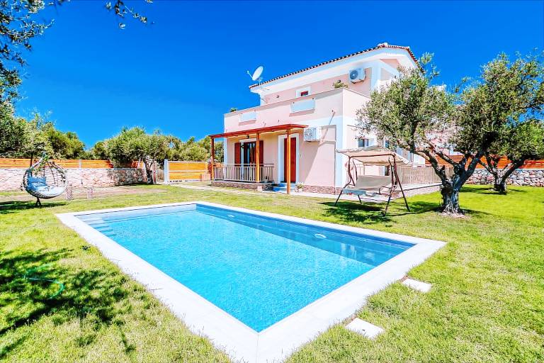 Fully equipped nice villa with BBQ, yard & patio | Pets are welcome — photo 4