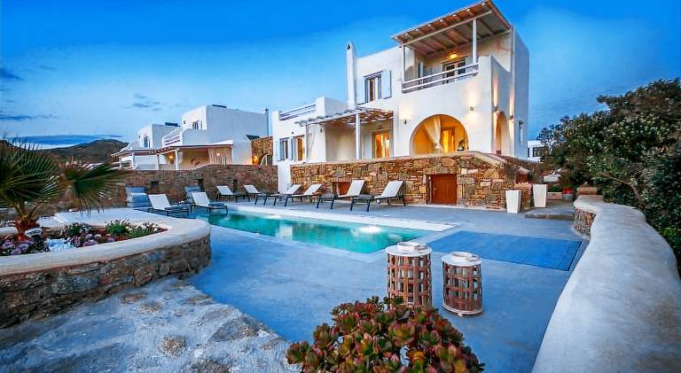 Villa with pool, patio & yard in Mykonos