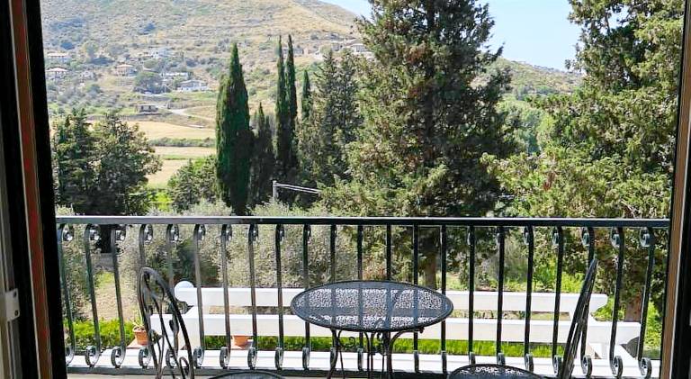 Rental apartment with patio & garden — photo 3