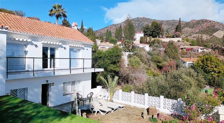 Vacation home with terrace & yard in Mijas