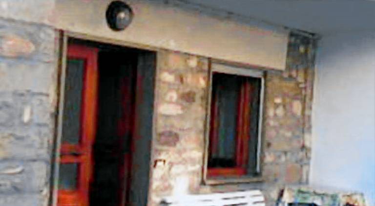 Holiday apartment with patio, BBQ & yard — photo 4