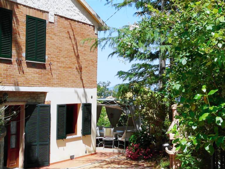 Apartment with garden, barbecue & patio — photo 2