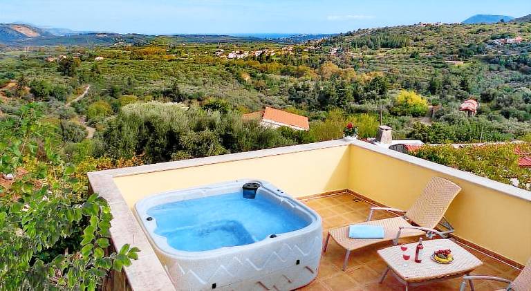 Villa Erontas -Private heated jacuzzi and mini pool in Apokoronas