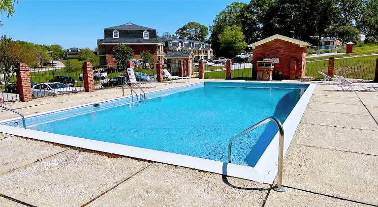House with pool — photo 4