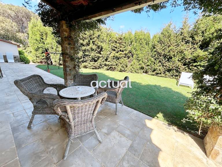 House with private pool, yard & grill — photo 3