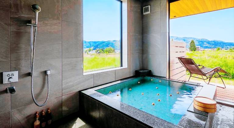 Chalet with jacuzzi — photo 4