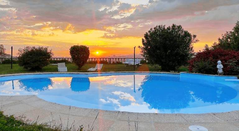 House with pool — photo 4