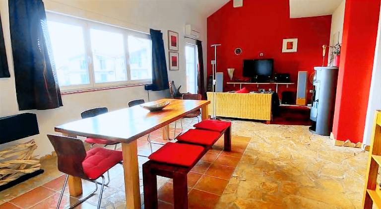 Rental apartment with patio, barbeque & yard in Podstrana