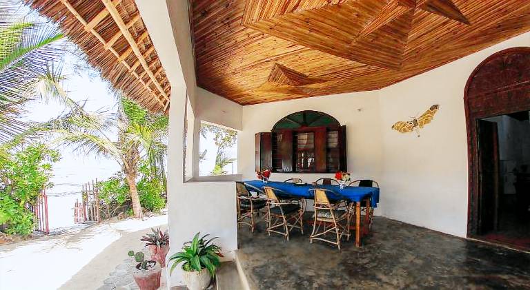 Villa with pool — photo 4