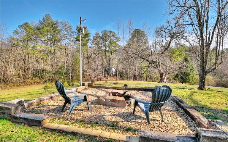 Cabin with hot tub, grill & patio | Mountain view — photo 4
