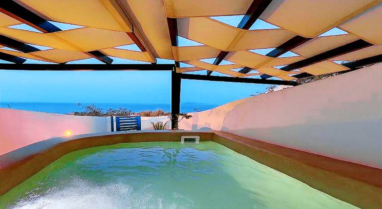 Serviced apartment with patio & hot tub in Santorini