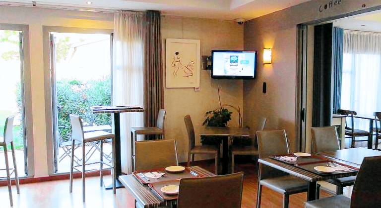 Serviced apartment with pool, yard & barbecue — photo 4