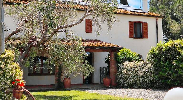 Vacation home with BBQ, garden & pool in Gavorrano