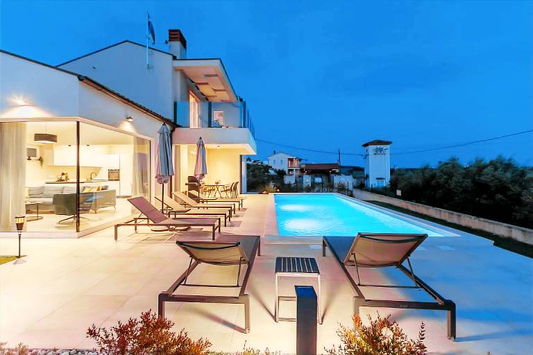 Moderne Villa mit Pool und Panoramameerblick