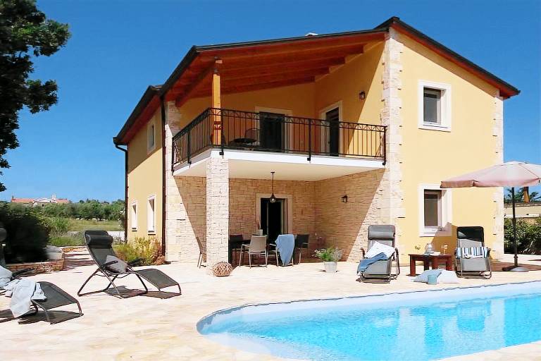 Fully equipped pleasant vacation home with garden, barbecue & patio | Pets allowed in Tar-Vabriga