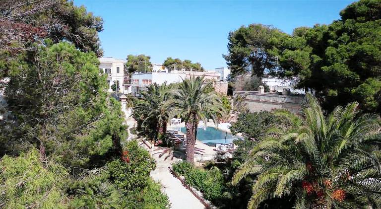 Apartment with private pool, patio & garden — photo 4