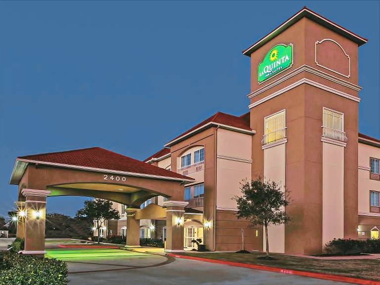 La Quinta Inn & Suites by Wyndham Angleton in Angleton, TX
