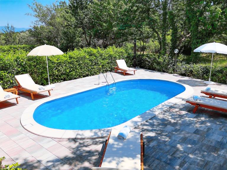 Apartment with barbeque, heated pool & yard | Nature view — photo 4