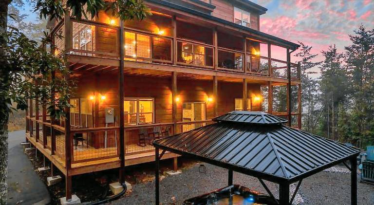 Luxury Arcade Cabin with Hot Tub and Mountain Views Sleeps 12 — photo 4