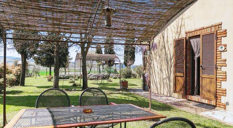 Charming holiday apartment with patio, yard & pool | Pet-friendly — photo 4