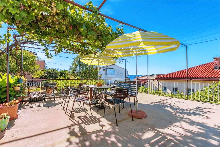 Holiday apartment with terrace, air conditioning and sea view in Crikvenica