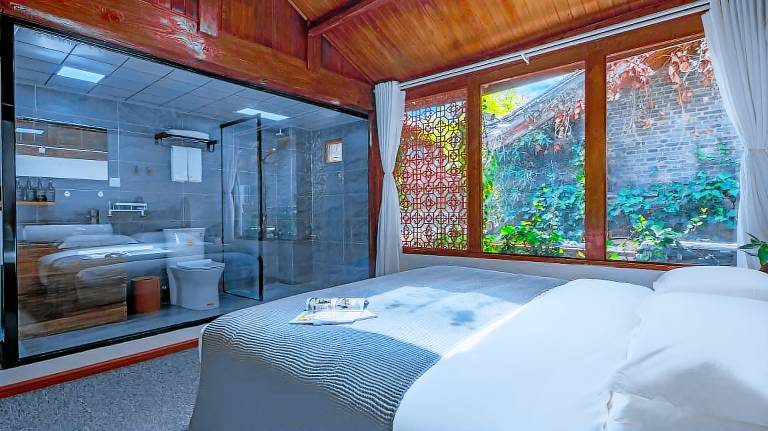 Vacation home with garden, hot tub & grill in Lijiang
