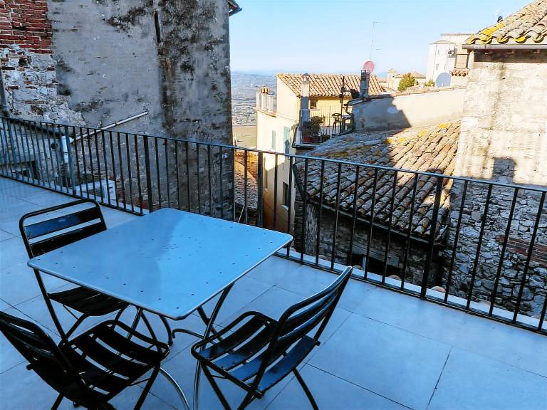 Fully equipped charming apartment with terrace & yard | Pets allowed — photo 2