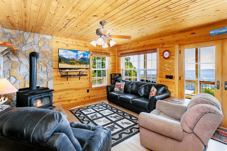 Three-Level Cabin with Mountain Views — photo 2