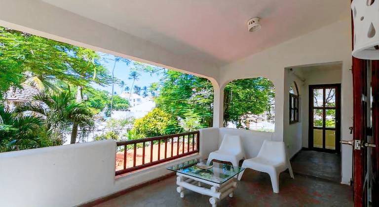 Holiday apartment with terrace, pool & garden — photo 4