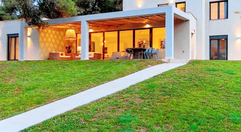 Villa with barbeque, garden & terrace — photo 5