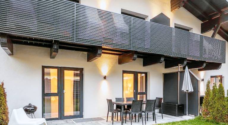 Rental apartment with patio, yard & barbeque — photo 2