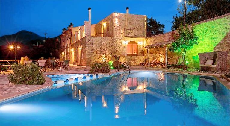 New Villa Myre3, A Family-Friendly Retreat in Crete with Private Pool & 3 Apartments in Rethymno