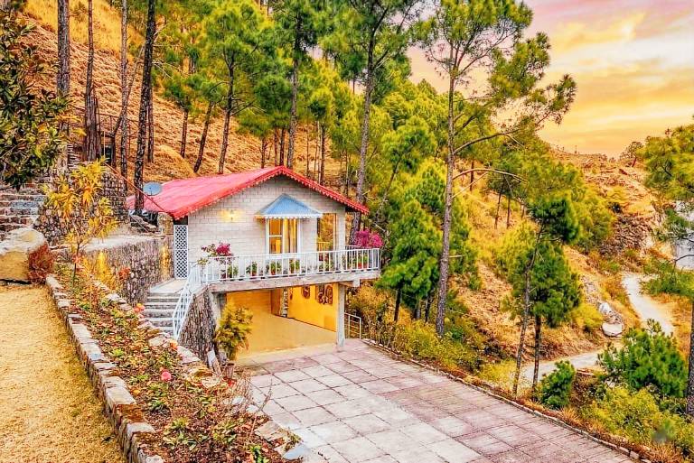 Ample villa with barbeque & garden | Dogs allowed in Solan