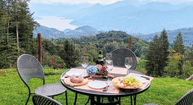 Chalet with 3 rooms for 6 persons in Lezzeno