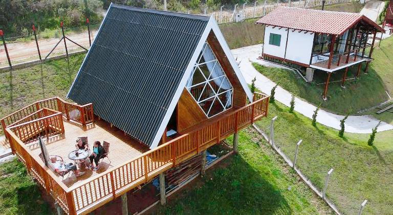 Lodge with hot tub in Campos