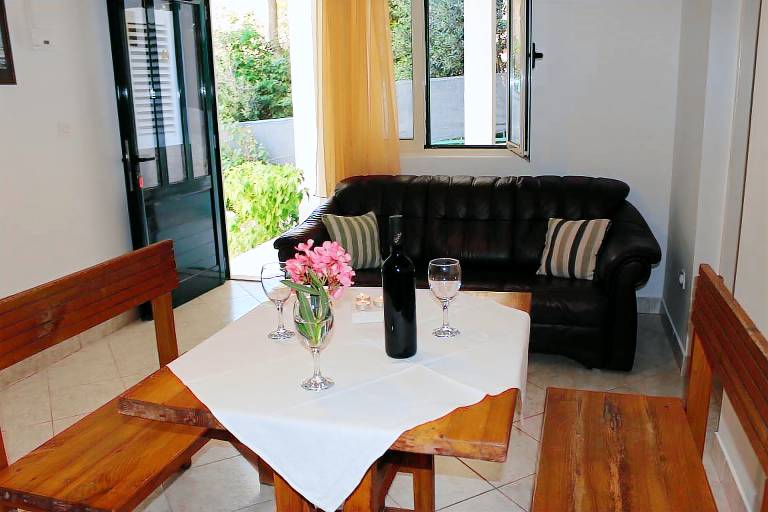 One bedroom apartment near beach Mimice, Omiš (A-2774-d) — photo 2