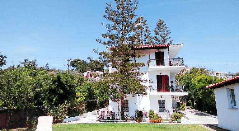 Apartment with grill, garden & terrace in Skiathos