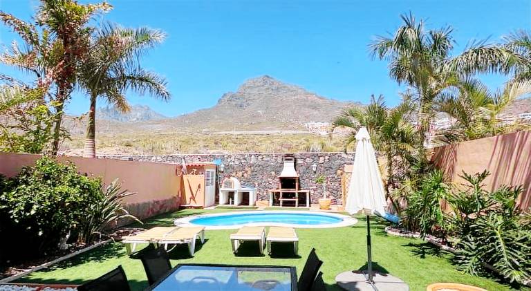 Villa with pool — photo 4