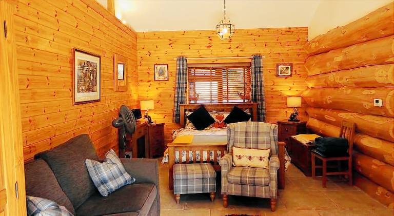 Lodge with yard, hot tub & grill — photo 2