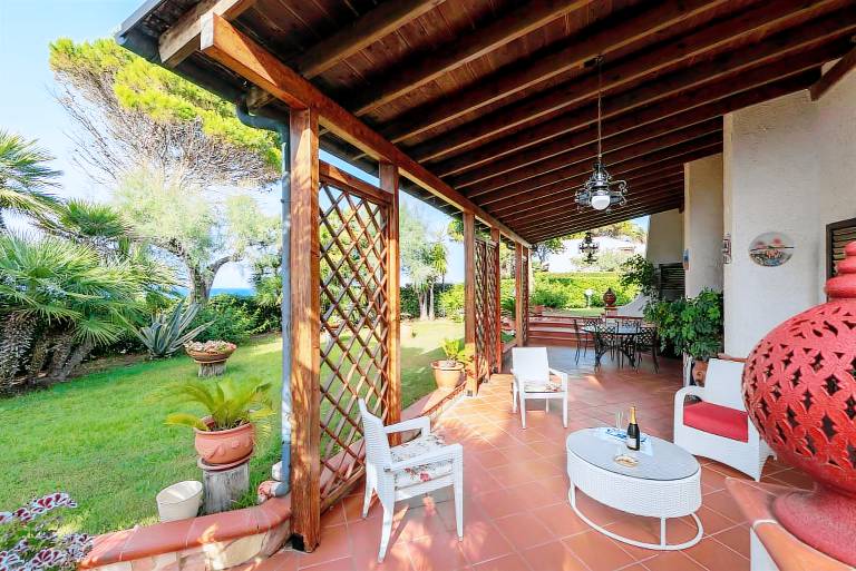 Villa with terrace & garden | Garden view — photo 3