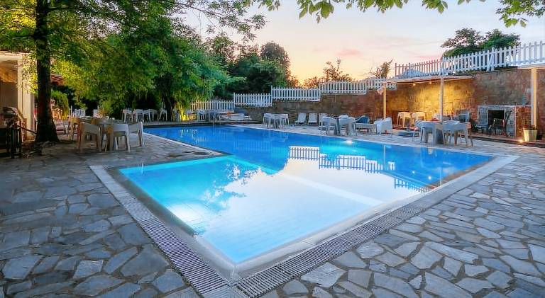 Serviced apartment with terrace, pool & yard | Pet-friendly — photo 3