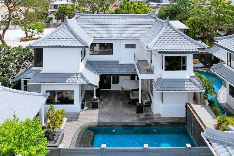 Vacation home with garden & pool — photo 5