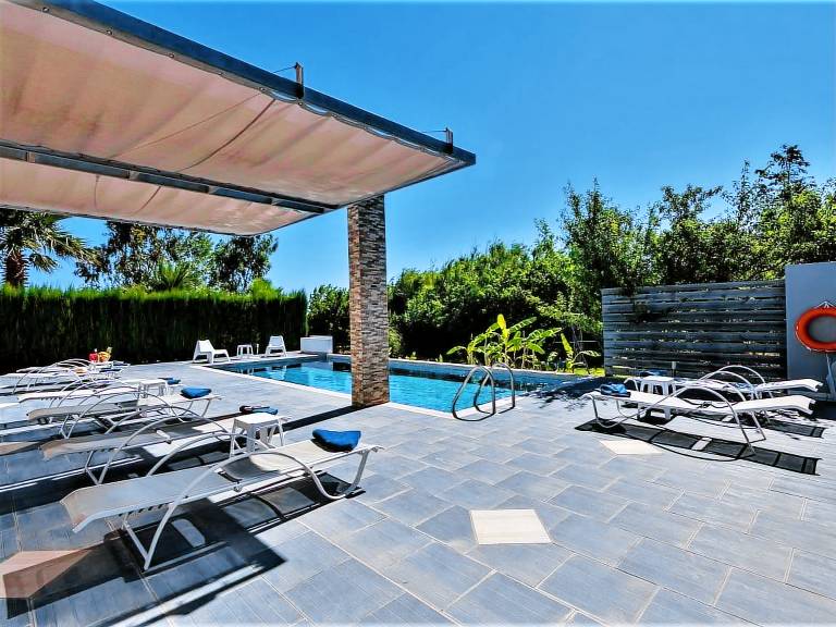 Vacation home with BBQ, patio & yard — photo 5