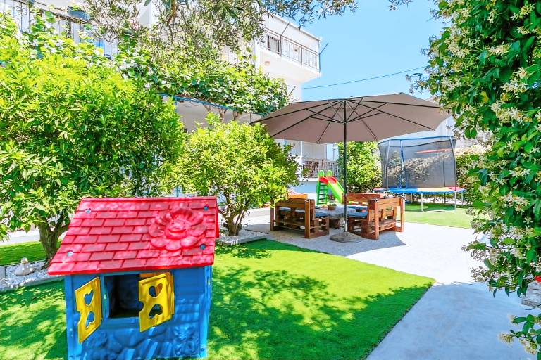 Holiday apartment with terrace, yard & BBQ in Okrug