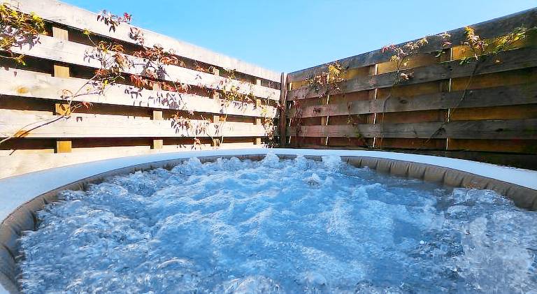House with hot tub, patio & garden — photo 3