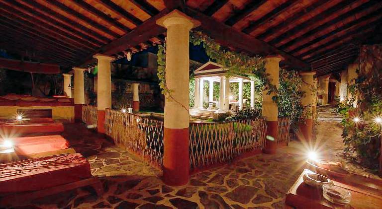 Vacation home with pool, garden & patio — photo 5