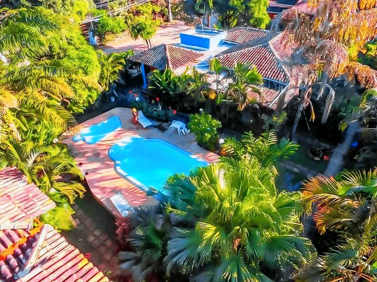 Serviced apartment with garden, terrace & pool | Pets allowed — photo 4