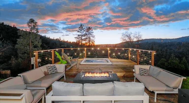Vacation home with jacuzzi in Oakhurst, CA