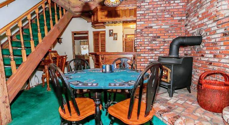 Summit Adventure - Beautiful, spacious and quiet home! Foosball, pool and poker table! Jet tub! — photo 5